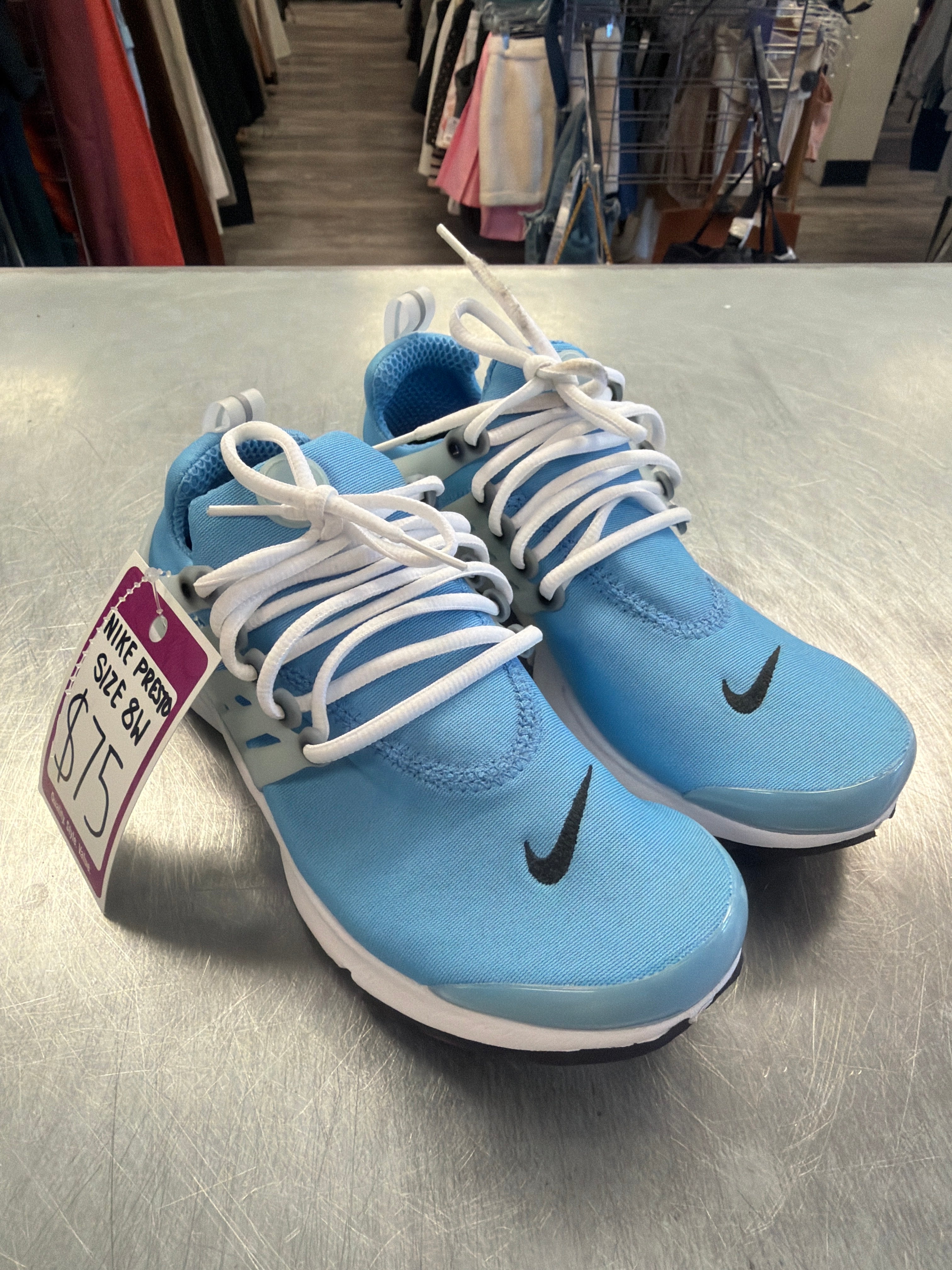WOMENS NIKE SHOES SZ 8