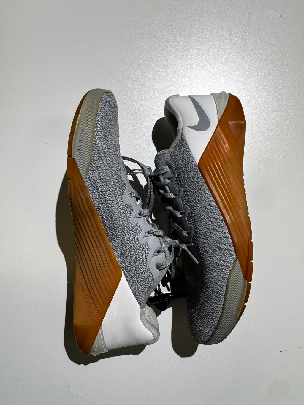 MEN NIKE BASKETBALL SHOES (SIZE 10M)